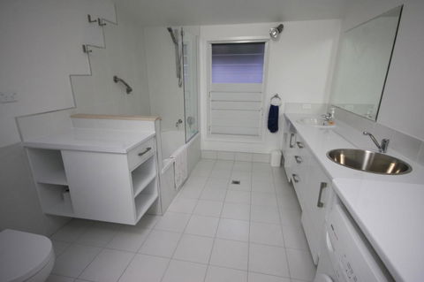 15 Belle Court - Modern, Architect Designed, Open Plan Holiday Home With Outdoor Shower - Kawana Tourism 2