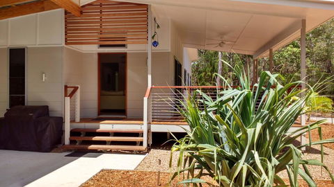 15 Esprit Drive - Rainbow Shores, Gorgeous, Modern Beach House - Kawana Tourism 1