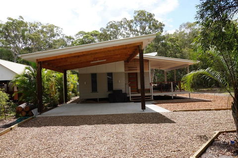 15 Esprit Drive - Rainbow Shores, Gorgeous, Modern Beach House - Kawana Tourism 3