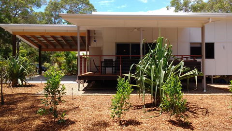15 Esprit Drive - Rainbow Shores, Gorgeous, Modern Beach House - Kawana Tourism 0
