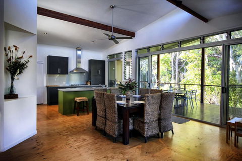 17 Naiad Court - Modern, Open Plan Family Home With Covered Outdoor Area And Double Lock-up Garage - Kawana Tourism 2