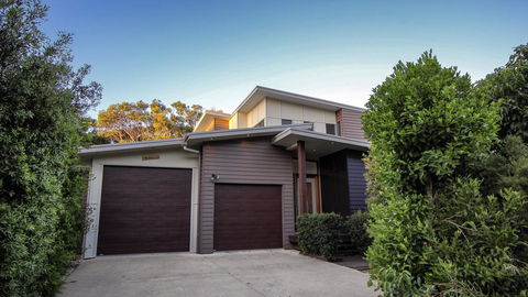 17 Naiad Court - Modern, Open Plan Family Home With Covered Outdoor Area And Double Lock-up Garage - Kawana Tourism 0