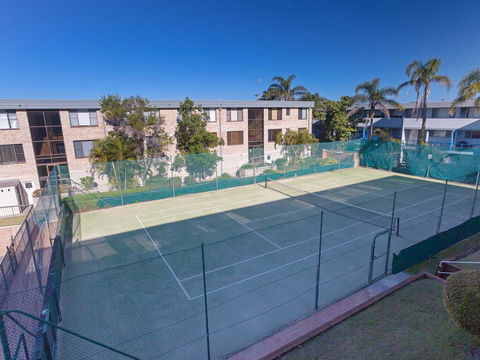 2 'The Dunes', 38 Marine Drive - Pool, Tennis Court And So Close To The Beach - Kawana Tourism 3