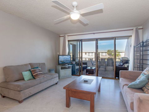 2 'The Dunes', 38 Marine Drive - Pool, Tennis Court And So Close To The Beach - Kawana Tourism 2