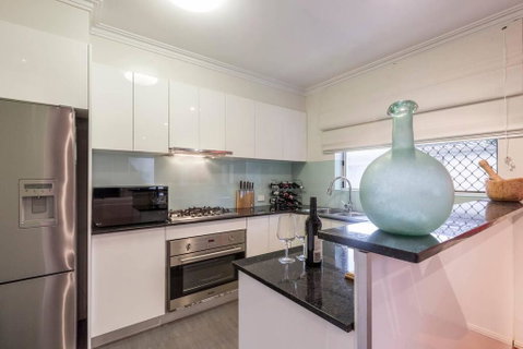 2 Bedroom With Parking & AC Close To Beach & City - Kawana Tourism 3