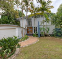 2 Satinwood Drive - Rainbow Shores Executive Level Beach House Pool Walk to Beach - Kawana Tourism