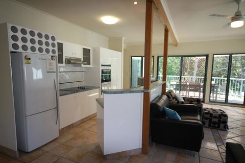 20 Orania Court - Two Storey Family Home With Swimming Pool, Patio & Large Deck. Pet Friendly - Kawana Tourism 3