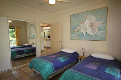 20 Orania Court - Two Storey Family Home With Swimming Pool, Patio & Large Deck. Pet Friendly - Kawana Tourism 1