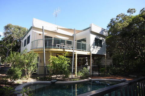 20 Orania Court - Two Storey Family Home With Swimming Pool, Patio & Large Deck. Pet Friendly - Kawana Tourism 0