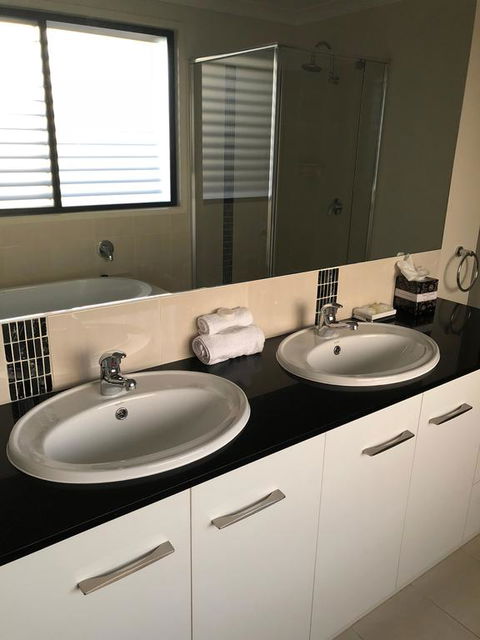 21 On Hursley Motel Apartments - Kawana Tourism 3
