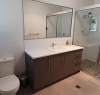 26 Satinwood Drive- Low set modern sleeps 8 - Kawana Tourism