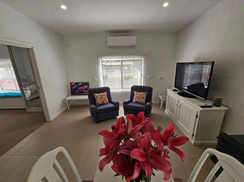 Blossom Cottage - Cosy Retreat - Kawana Tourism 1