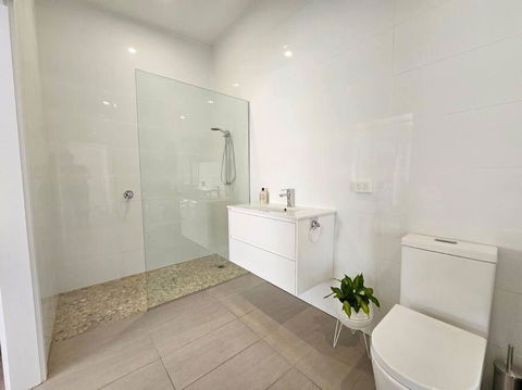 Blossom Cottage - Cosy Retreat - Kawana Tourism 3