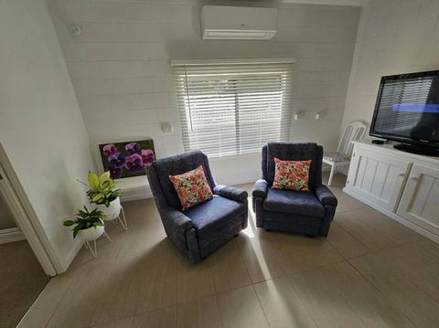 Blossom Cottage - Cosy Retreat - Kawana Tourism 4