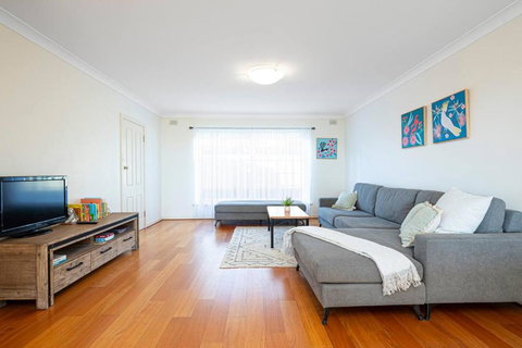 Cityscape Charm - 2BR Home In Wattle Park - Kawana Tourism 1
