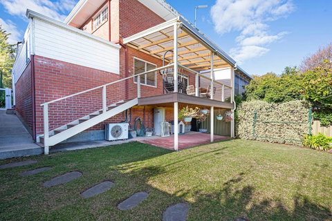 Cityscape Charm - 2BR Home In Wattle Park - Kawana Tourism 2