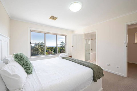 Cityscape Charm - 2BR Home In Wattle Park - Kawana Tourism 3