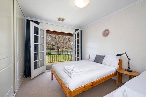 Cityscape Charm - 2BR Home In Wattle Park - Kawana Tourism 4