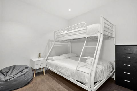 Cityscape Family Oasis 2BR With Parking - Kawana Tourism 4
