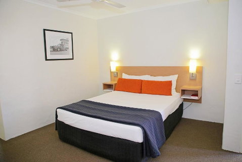 Darcy Arms Hotel Motel - Kawana Tourism 1