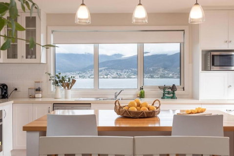 Derwent River Cottage - Tranquil Waterfront Living - Kawana Tourism 4