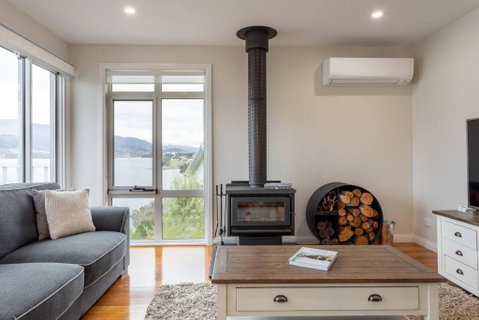 Derwent River Cottage - Tranquil Waterfront Living - Kawana Tourism 3