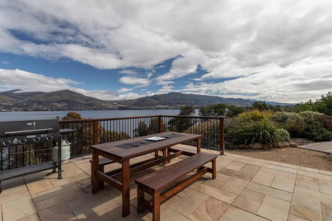 Derwent River Cottage - Tranquil Waterfront Living - Kawana Tourism 2