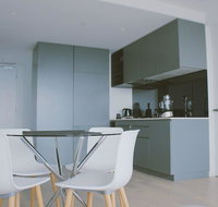 2Bed 2Bath Minimalist Apartment in CBD - Kawana Tourism