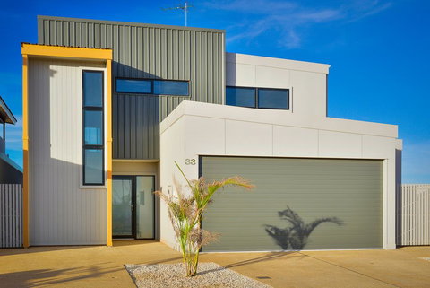 33 Inggarda Lane - PRIVATE JETTY & SPA - Kawana Tourism 1