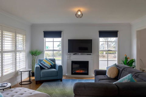 5 Bedroom Close To Beach And Moorpanyal Park - Kawana Tourism 0