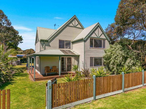 A La Plage - Kawana Tourism 0