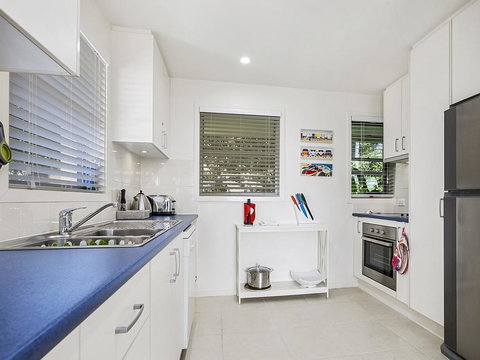 A Stylish Apartment With Noosa Views! - Unit 6 Yaringa 29 Noosa Drive - Kawana Tourism 3