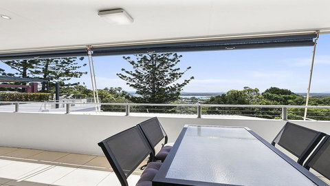 A Stylish Apartment With Noosa Views! - Unit 6 Yaringa 29 Noosa Drive - Kawana Tourism 0