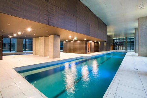 A Stylish CBD Apartment With A Stunning View - Kawana Tourism 3