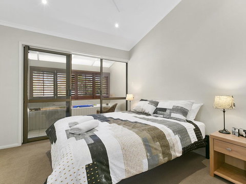 A Superb Location For Enjoying The Best Of Noosa - Unit 2/69 Noosa Parade - Kawana Tourism 3