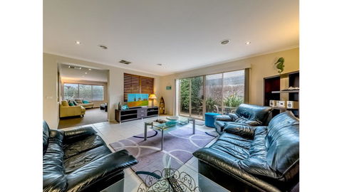 A TOUCH OF CLASS - PET FRIENDLY (OUTSIDE ONLY) - Kawana Tourism 1