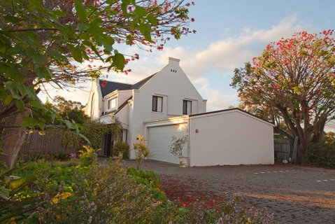 Aarn House B&B Airport Accommodation - Kawana Tourism 2