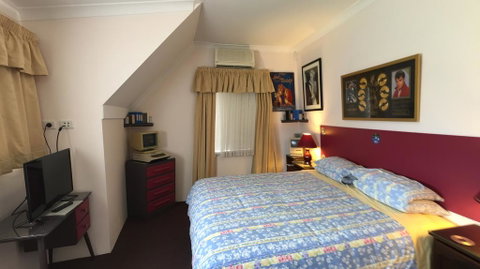 Aarn House B&B Airport Accommodation - Kawana Tourism 0