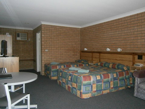 Aaron Inn Motel - Kawana Tourism 1