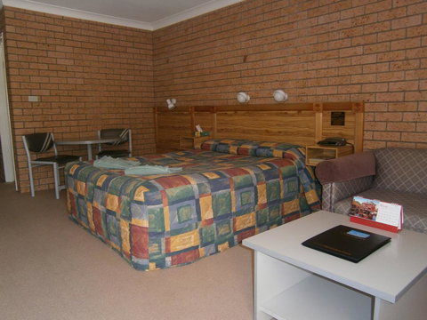 Aaron Inn Motel - Kawana Tourism 3