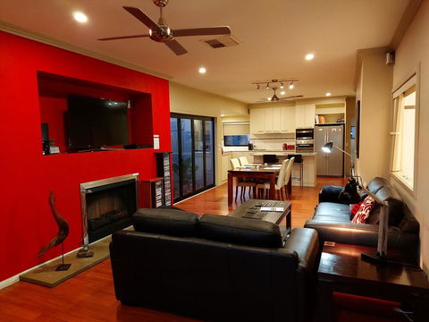About Time Retreats- Studio Seven - Kawana Tourism 0