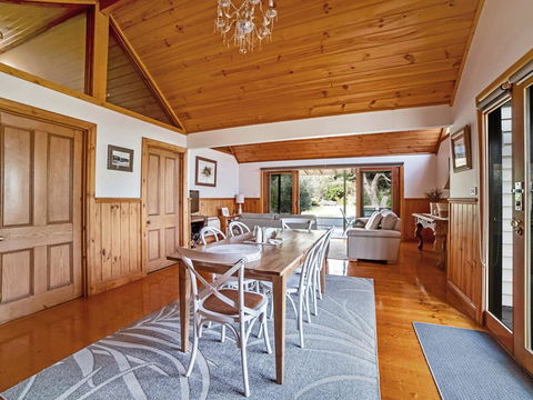 Abrahams On Bank - Kawana Tourism 0