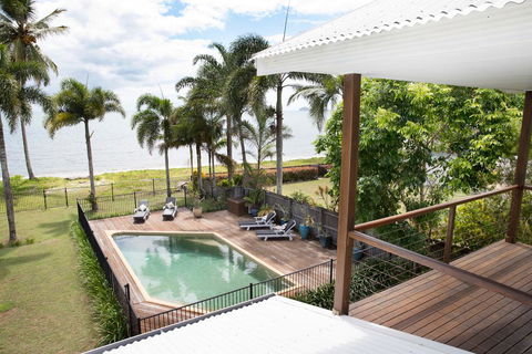 ABSOLUTE BEACHFRONT BLISS @ NEWELL BEACH - Kawana Tourism 0