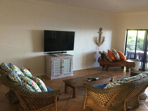 ABSOLUTE BEACHFRONT BLISS @ NEWELL BEACH - Kawana Tourism 3