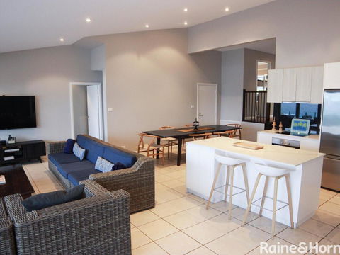 Absolutely Avoca - 114a Avoca Drive, Avoca Beach - Kawana Tourism 3