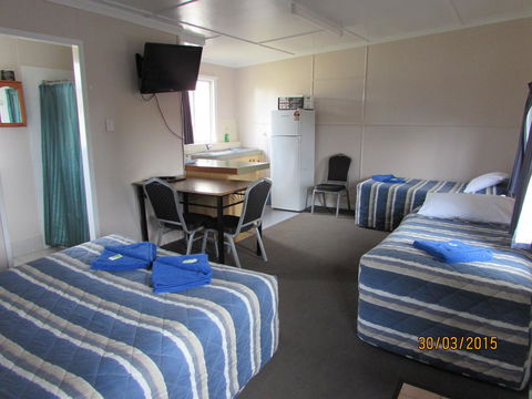 Acacia Motel - Kawana Tourism 3