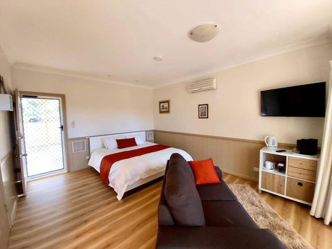 Accommodation Creek Cottages & Sundown View Suites - Kawana Tourism 1