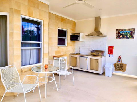 Accommodation Creek Cottages & Sundown View Suites - Kawana Tourism 2