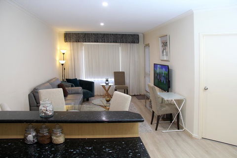 ADELAIDE CBD APARTMENT - 3BR, 2BATH & CARPARK - Kawana Tourism 0