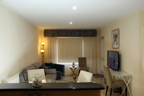 ADELAIDE CBD APARTMENT - 3BR, 2BATH & CARPARK - Kawana Tourism 2
